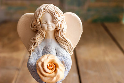 Figurka ceramiczna anioła