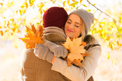 Kobieta przytulona do mężczyzny w jesienny słoneczny dzień