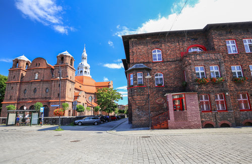 Widok na budynki z czerwonej cegły w dzielnicy Nikiszowiec w Katowicach