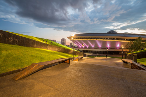 Widok na oświetlone Międzynarodowe Centrum Kongresowe w Katowicach
