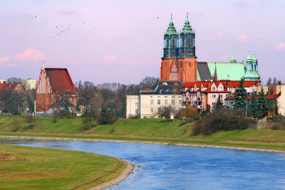 Widok na rzekę Wartę, w tle widać katedrę w Poznaniu