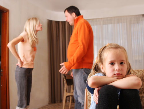 Dziecko w towarzystwie kłócących się rodziców